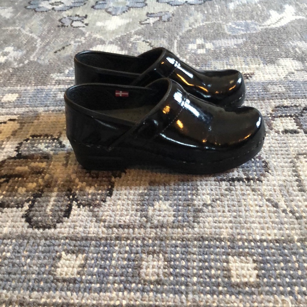 Sanita black patent leather clogs
